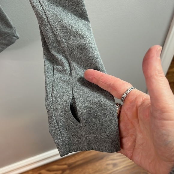 Old navy active semi fitted long sleeve top size small, running - Picture 3 of 8